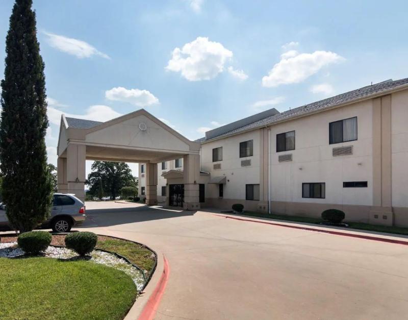 Econo Lodge Inn & Suites Sealy TX image