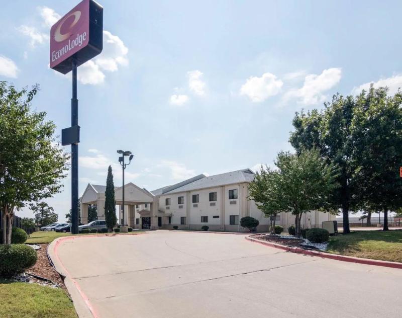 Econo Lodge Inn & Suites Sealy TX image