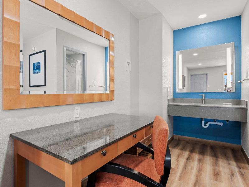 Econo Lodge Inn & Suites Sealy TX image