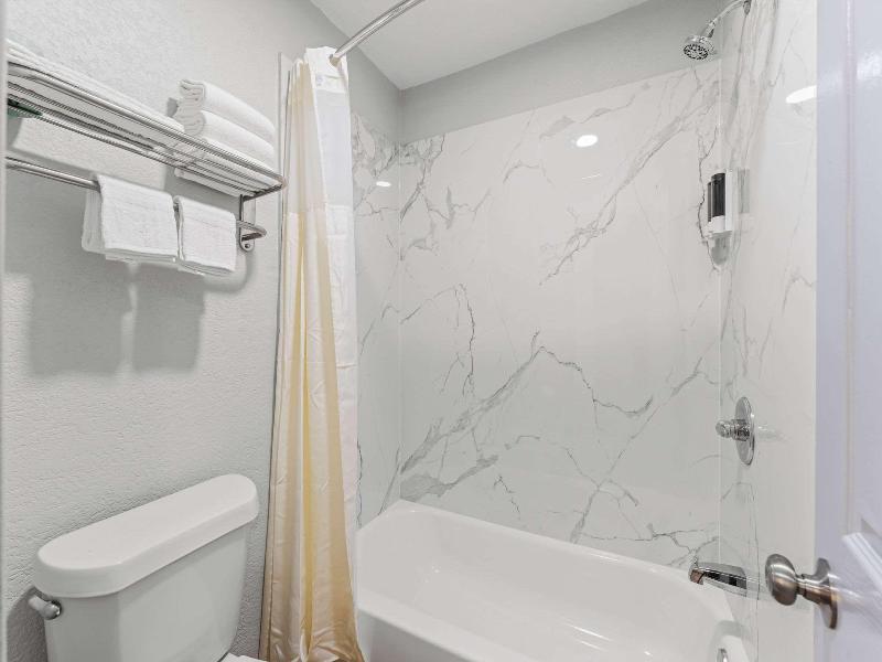 Econo Lodge Inn & Suites Sealy TX image