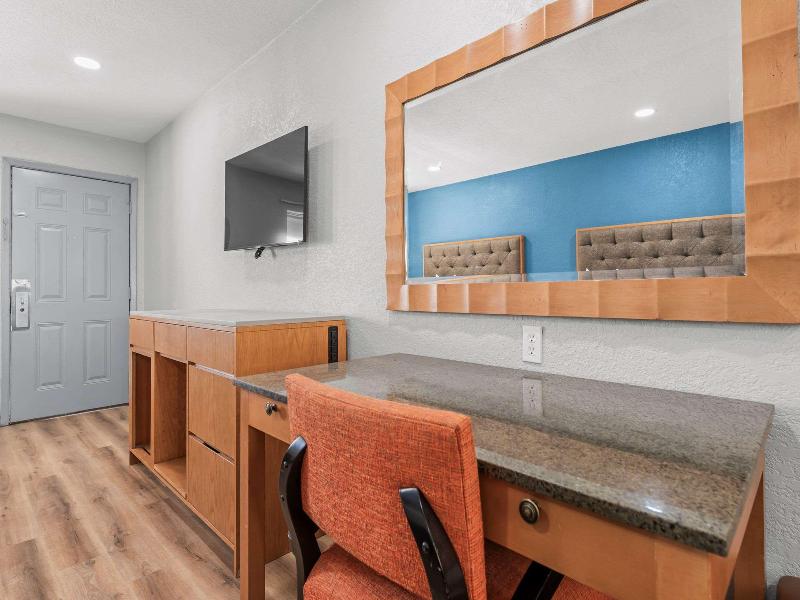 Econo Lodge Inn & Suites Sealy TX image