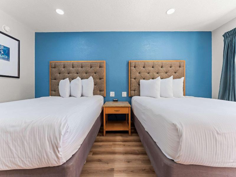Econo Lodge Inn & Suites Sealy TX image
