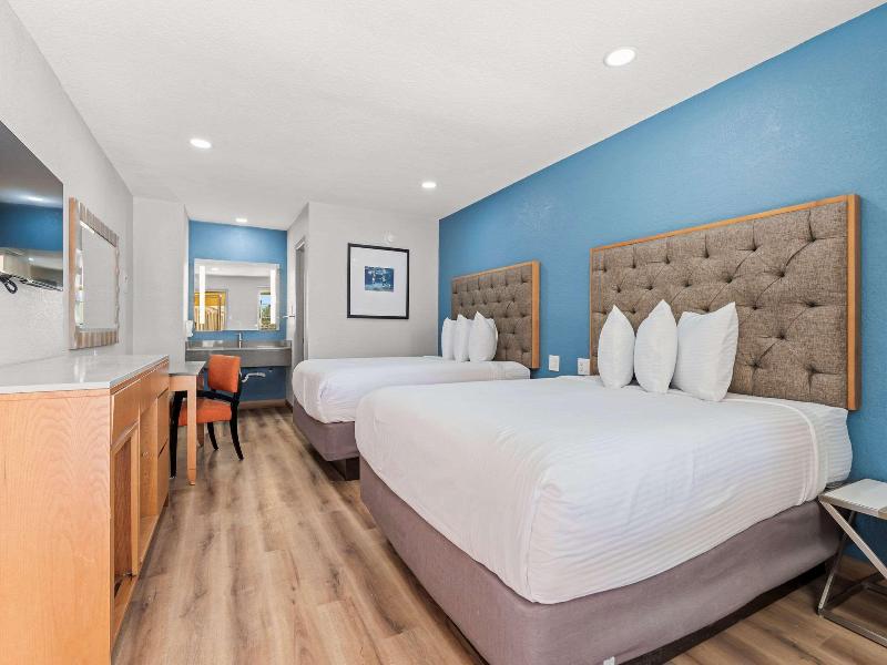 Econo Lodge Inn & Suites Sealy TX image
