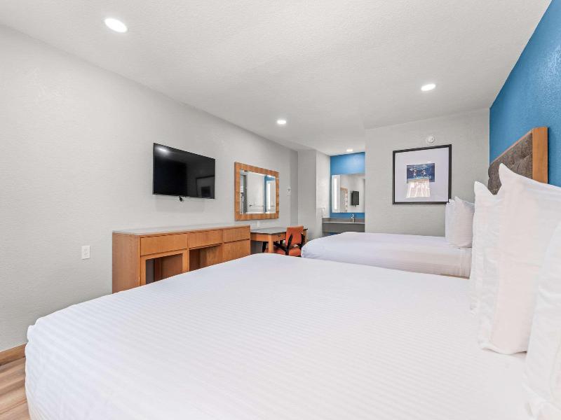 Econo Lodge Inn & Suites Sealy TX image