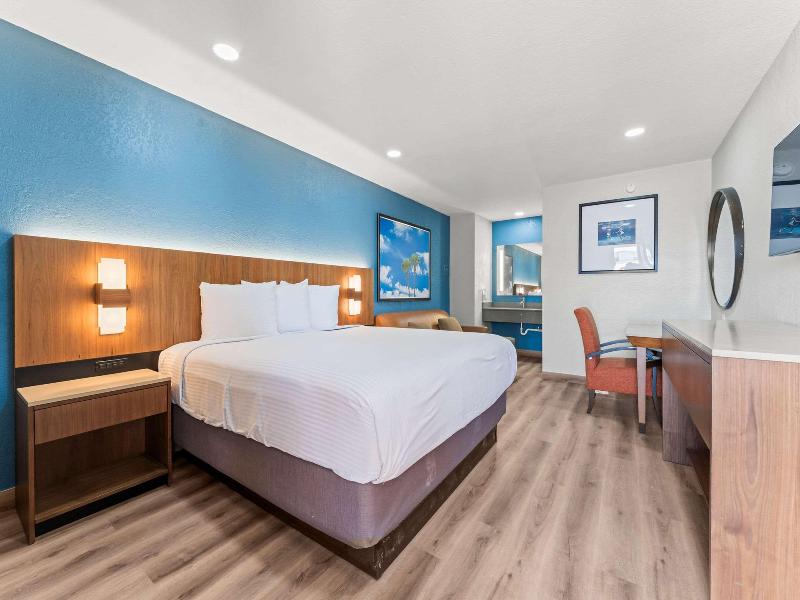Econo Lodge Inn & Suites Sealy TX image