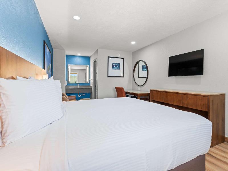 Econo Lodge Inn & Suites Sealy TX image