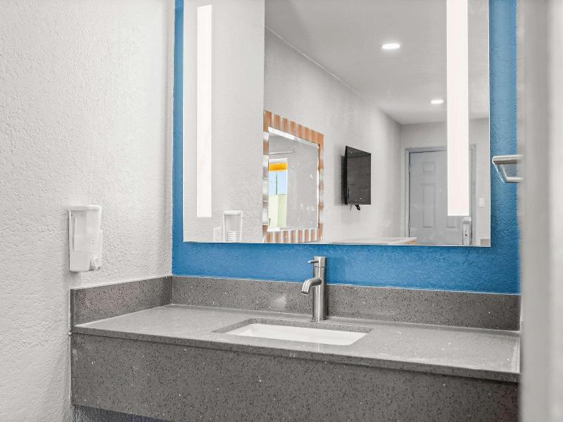 Econo Lodge Inn & Suites Sealy TX image