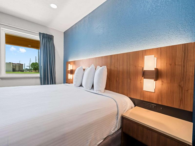 Econo Lodge Inn & Suites Sealy TX image
