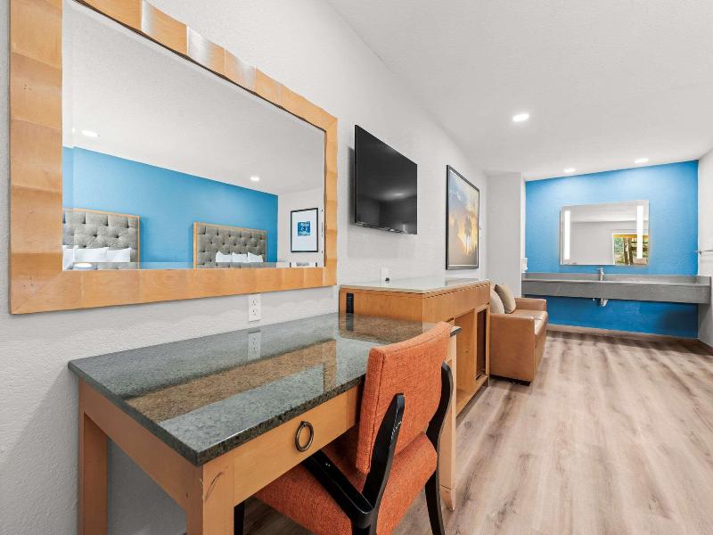 Econo Lodge Inn & Suites Sealy TX image