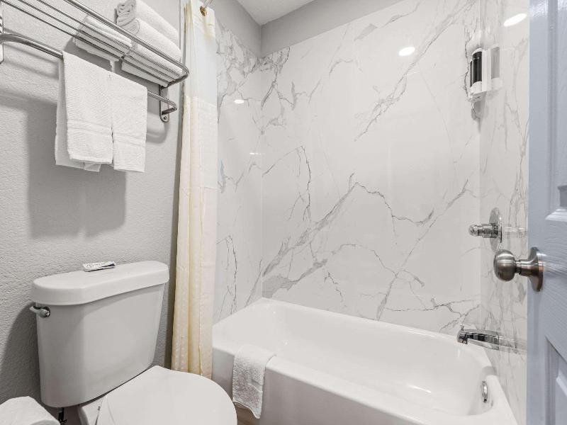 Econo Lodge Inn & Suites Sealy TX image
