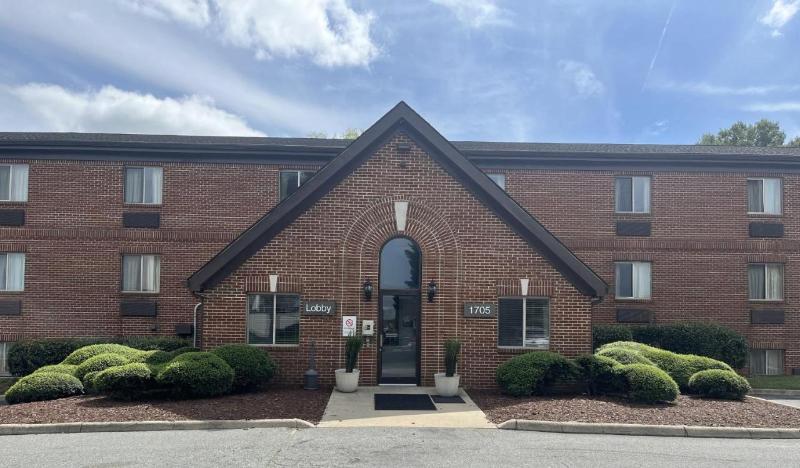 Hometowne Studios & Suites Greensboro image
