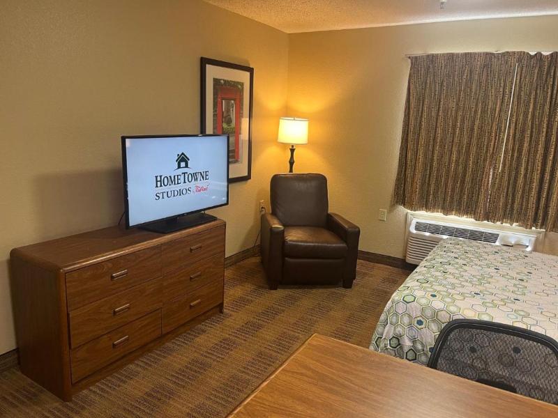 Hometowne Studios & Suites Greensboro image