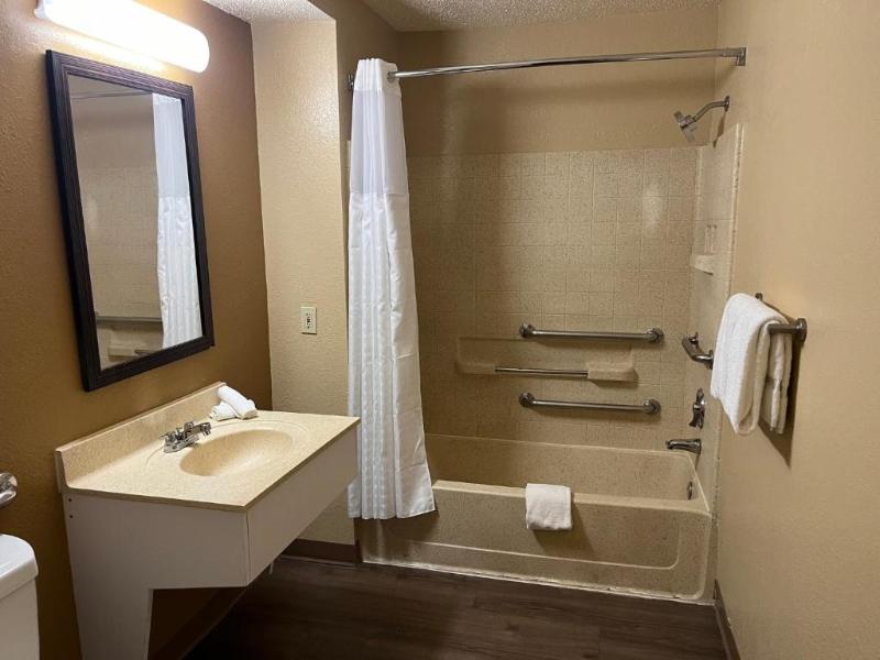 Hometowne Studios & Suites Greensboro image