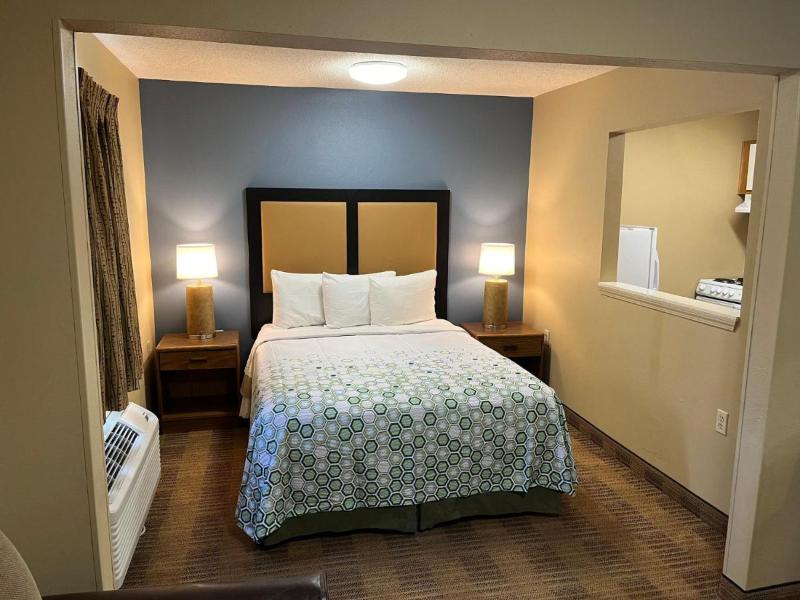 Hometowne Studios & Suites Greensboro image