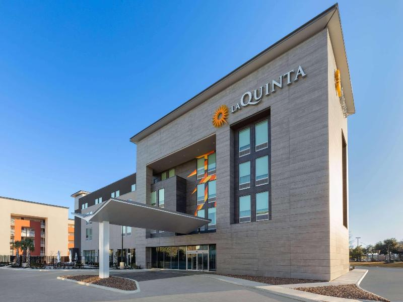 La Quinta Inn & Suites San Antonio At The Rim image