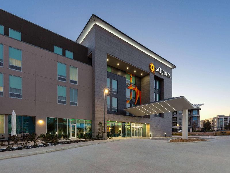 La Quinta Inn & Suites San Antonio At The Rim image