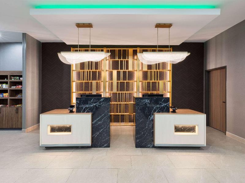 La Quinta Inn & Suites San Antonio At The Rim image