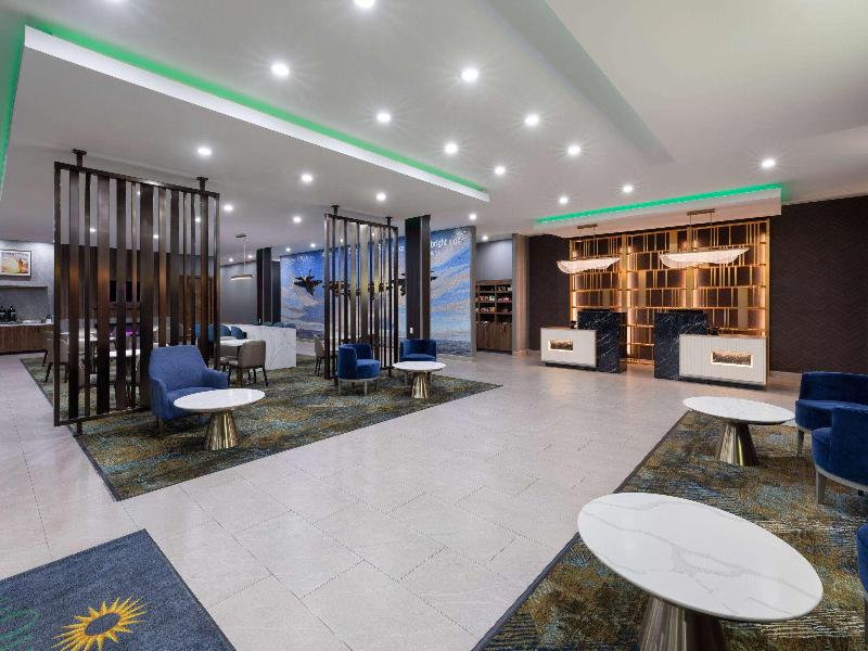 La Quinta Inn & Suites San Antonio At The Rim image