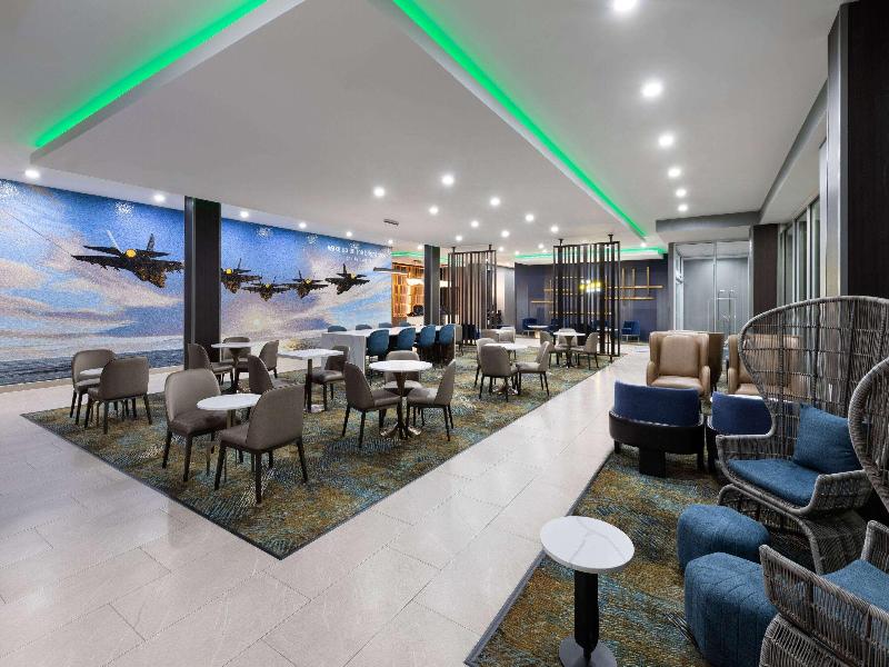 La Quinta Inn & Suites San Antonio At The Rim image