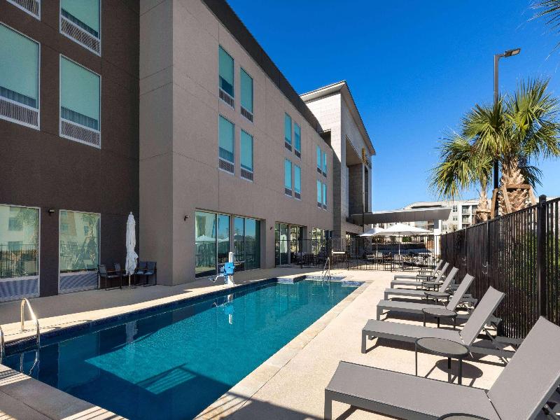 La Quinta Inn & Suites San Antonio At The Rim image