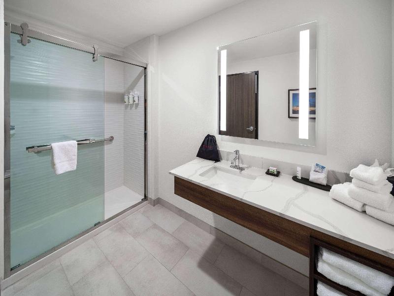 La Quinta Inn & Suites San Antonio At The Rim image