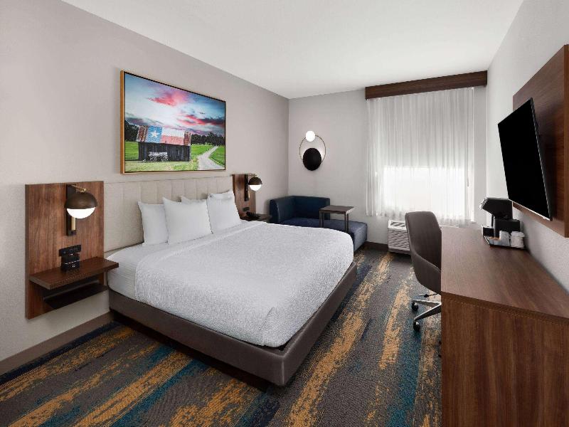 La Quinta Inn & Suites San Antonio At The Rim image