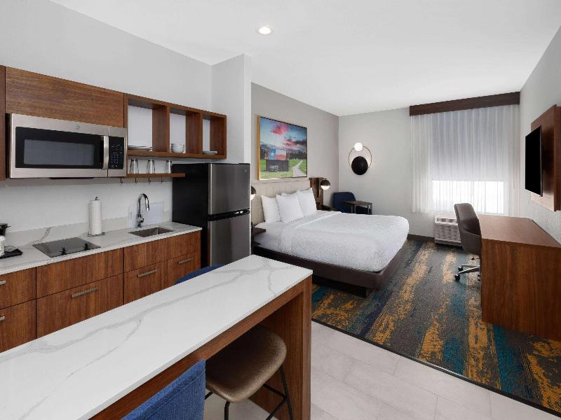 La Quinta Inn & Suites San Antonio At The Rim image