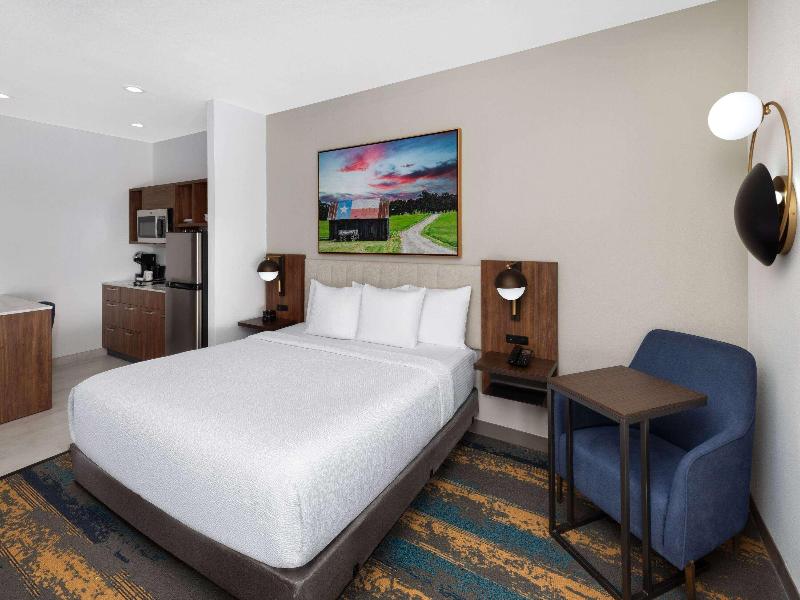 La Quinta Inn & Suites San Antonio At The Rim image