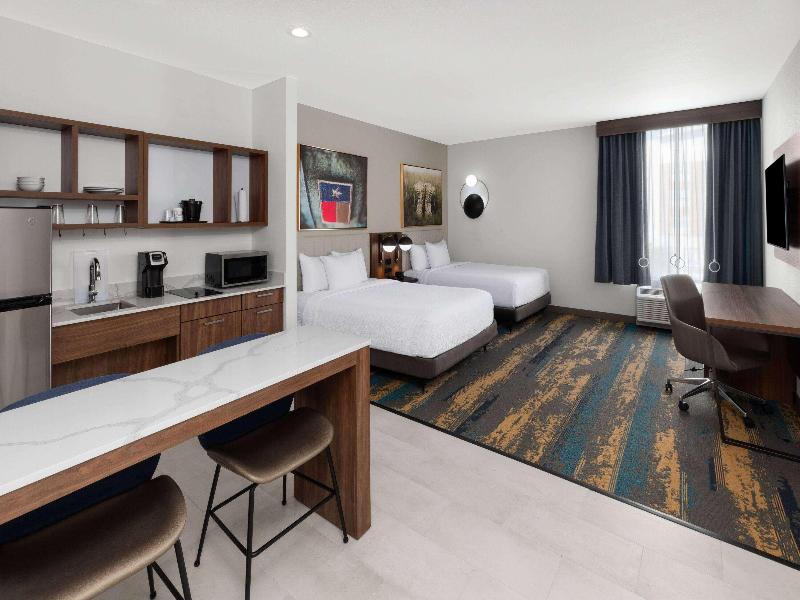 La Quinta Inn & Suites San Antonio At The Rim image