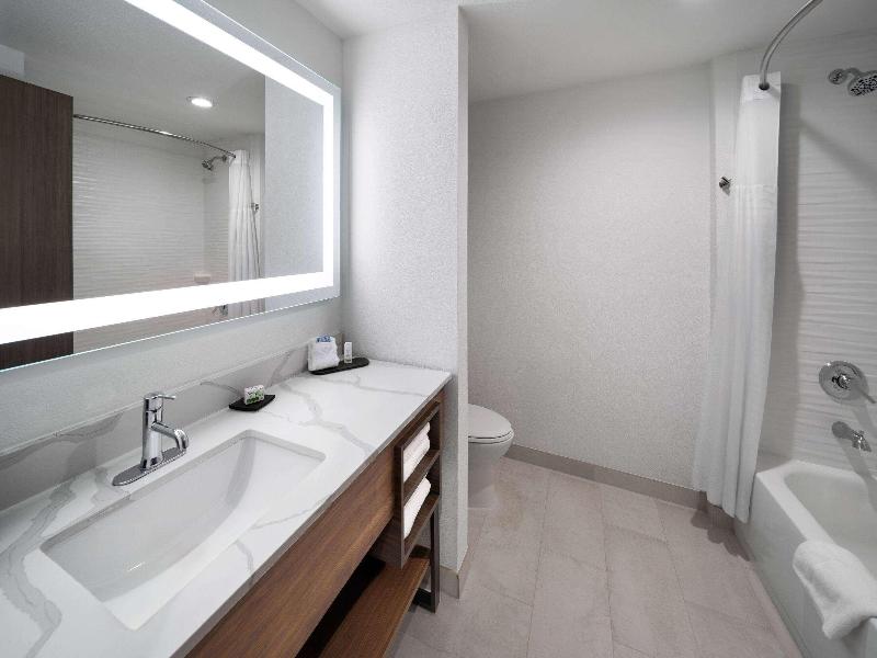La Quinta Inn & Suites San Antonio At The Rim image