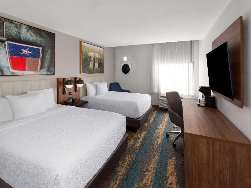 La Quinta Inn & Suites San Antonio At The Rim image