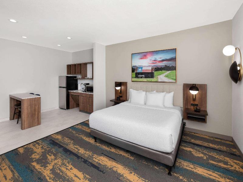La Quinta Inn & Suites San Antonio At The Rim image