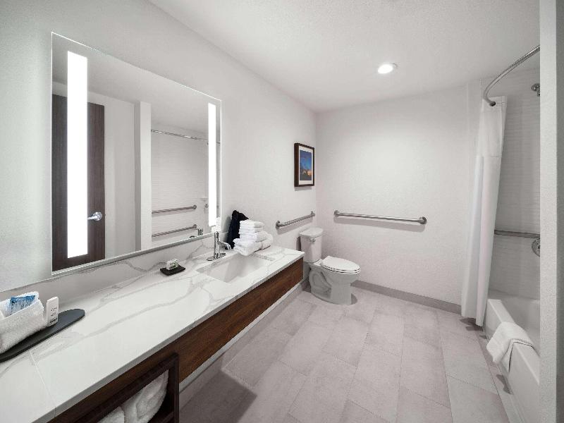 La Quinta Inn & Suites San Antonio At The Rim image