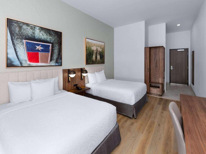 La Quinta Inn & Suites San Antonio At The Rim image