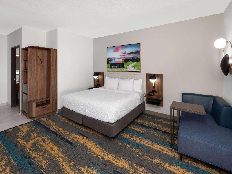 La Quinta Inn & Suites San Antonio At The Rim image