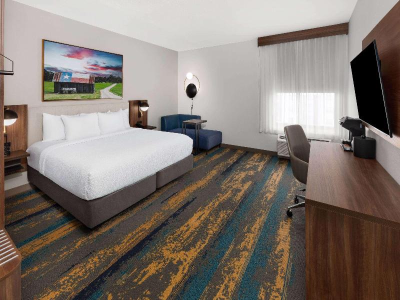 La Quinta Inn & Suites San Antonio At The Rim image