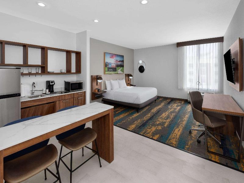 La Quinta Inn & Suites San Antonio At The Rim image