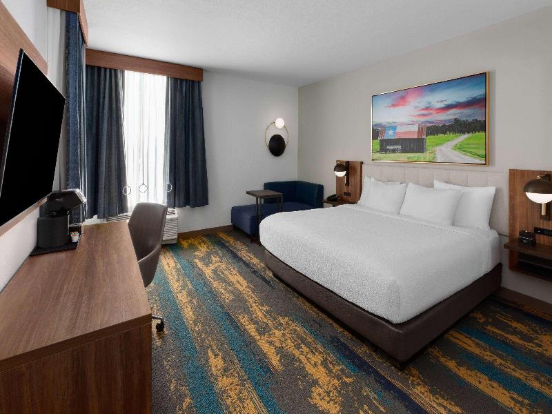 La Quinta Inn & Suites San Antonio At The Rim image