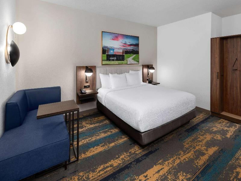 La Quinta Inn & Suites San Antonio At The Rim image