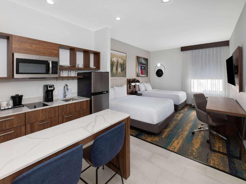 La Quinta Inn & Suites San Antonio At The Rim image
