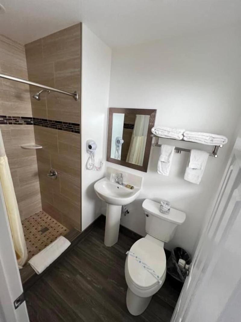Town And Country Inn image