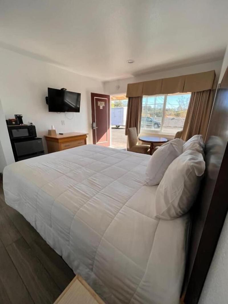 Town And Country Inn image