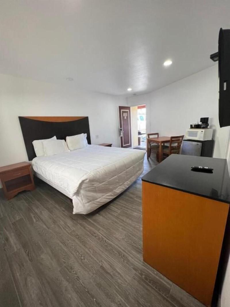 Town And Country Inn image