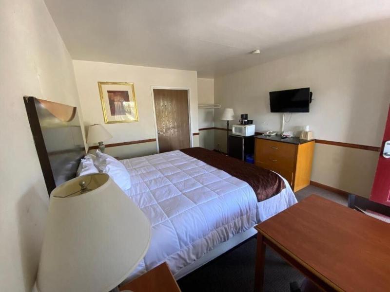 Town And Country Inn image
