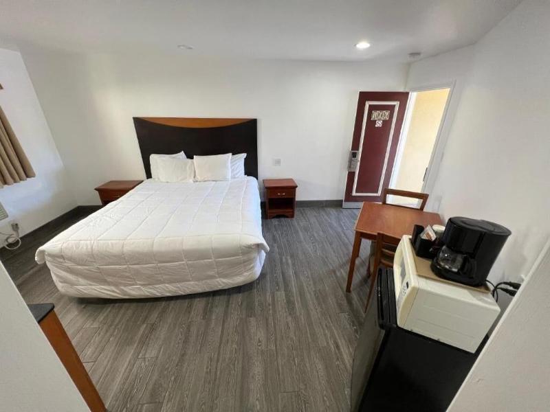 Town And Country Inn image