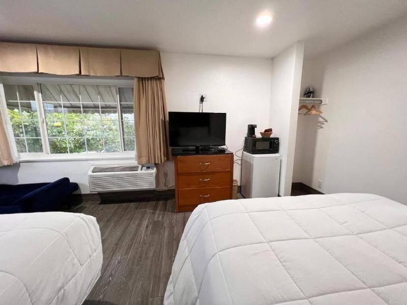 Town And Country Inn image