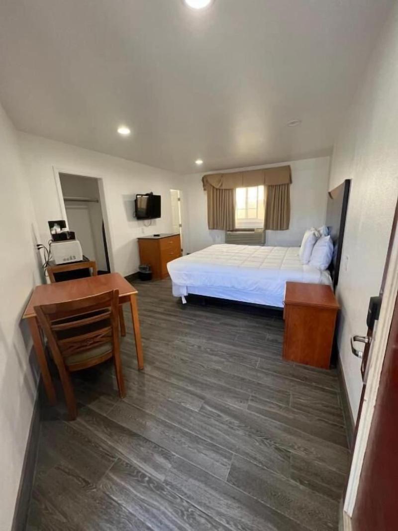Town And Country Inn image