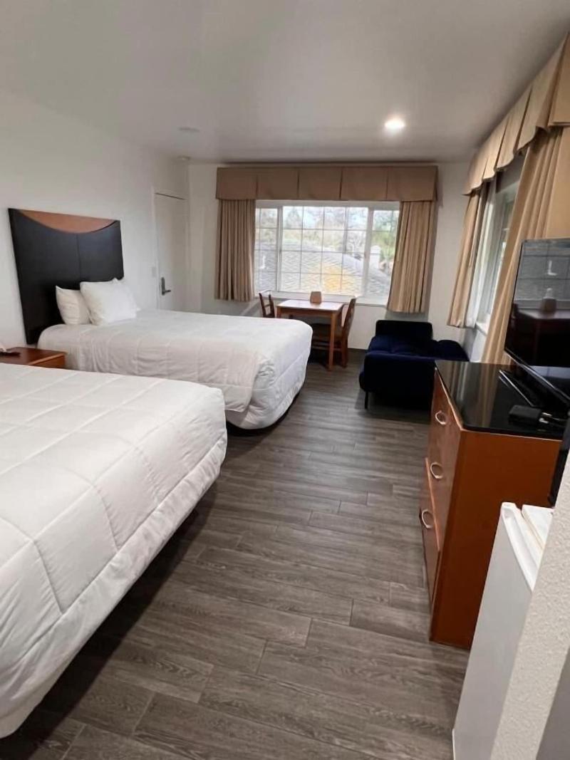 Town And Country Inn image