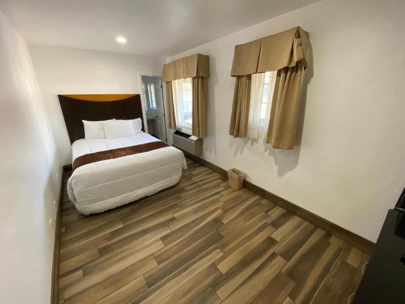 Town And Country Inn image