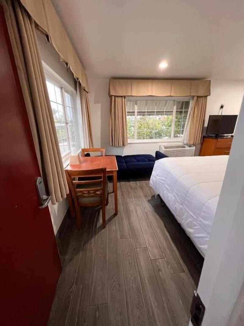 Town And Country Inn image